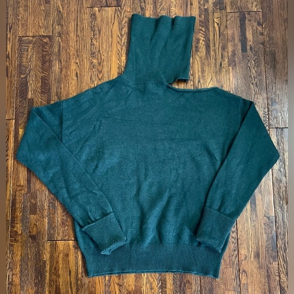 PAIGE Raudi Cold Shoulder Wool Blend Turtleneck Sweater in Dark Spruce Size M - Picture 3 of 10